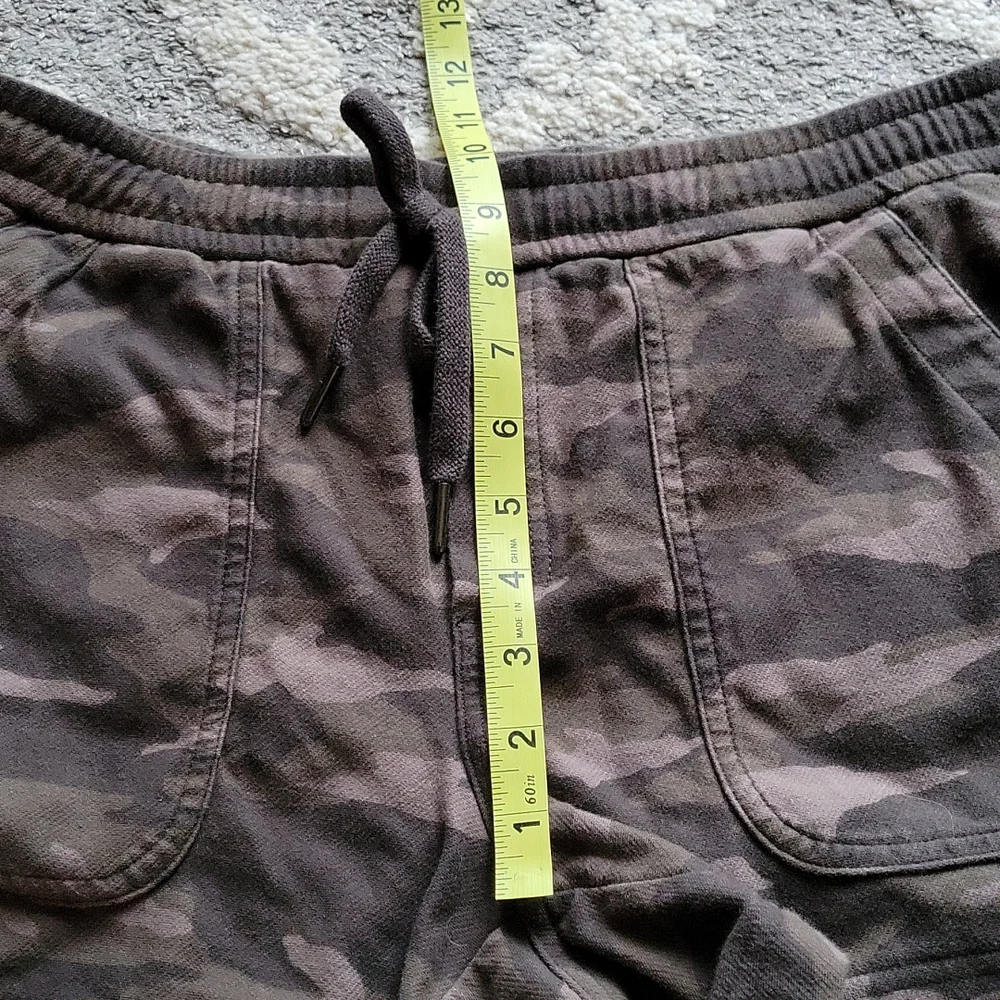 Athleta Farallon Camo Shorts 8
